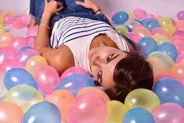 Fototapeta na wymiar Femme allongée dans les ballons