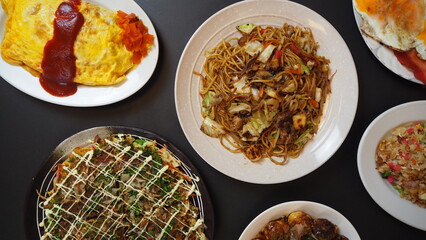 黒いテーブルに並んだ鉄板料理