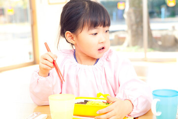 お弁当を食べる幼稚園児