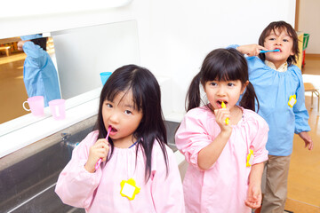 歯磨きをする幼稚園児