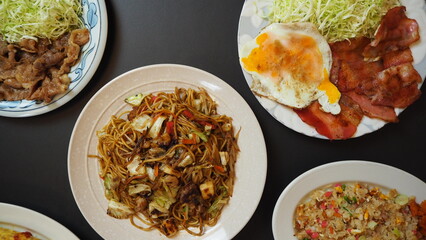 黒いテーブルに並んだ鉄板料理