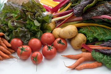 Bio Gemüse und Brot frisch vom Bauernhof auf weißer Tischplatte