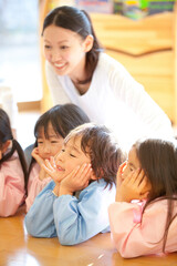 Obraz premium 頬杖をつく幼稚園児