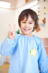 笑顔の幼稚園児
