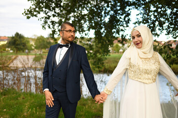 Fotoshooting von Braut und Bräutigam nach der Hochzeit