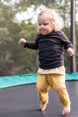 petite fille saute sur un trampoline