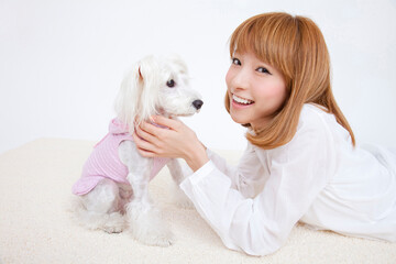 ミニチュアシュナウザーと女性