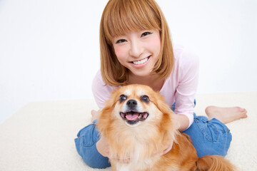 チワワと笑顔の女性