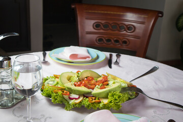 Comida saludable para una excelente calidad de vida, ensalada mixta, pimenton, lechuga, tomate cherry, kiwy, aguacate o palta, en meson de granito de la cocina a tu comedor