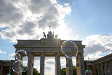BrandenburgerTor in Berlin mit Sonnenstrahlen
