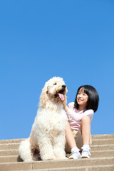 寄り添う飼い犬と女の子