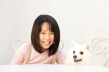 スピッツ犬と笑顔の女の子