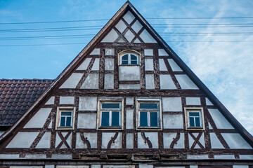 Obraz premium Gebäudeschäden am Fachwerkhaus