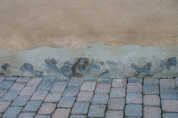Wasserflecken an feuchter Hauswand