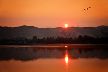 Obraz na płótnie Canvas Sunrise 1 over Lake Elizabeth during California fires 2020