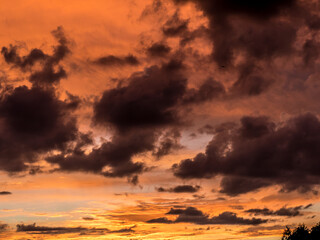 Wolkenhimmel bei Sonnenuntergang