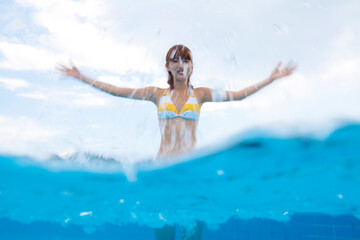 プールで遊ぶ水着姿の女性