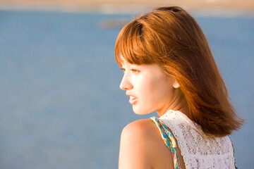 Obraz premium 海を眺める女性