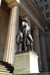 Obraz premium A view of a statue of President George Washington outside Federal Hall in New York City.