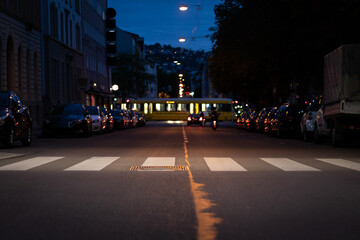 Fototapeta na wymiar Eine Straßenszene die durch die Kunst der Streetphotography in Stuttgart, Deutschland aufgenommen wurde.