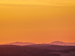 Sonnenuntergang hinter Hügelkette