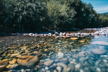 Larga exposición en un río en medio de los Alpes