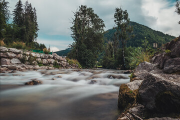 Larga exposición de un río y montañas