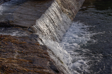 Agua fluyendo por el río