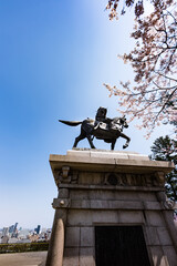 日本　桜と仙台市街を見下ろす伊達政宗像　騎馬像