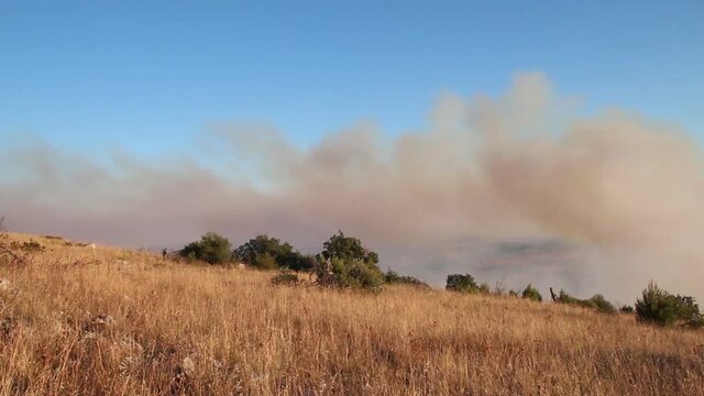 Incendio sulle colline della murgia pugliese