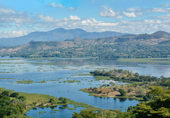 Fototapeta na wymiar Paisaje de un lago natural con montañas de fondo para hacer turismo en Latinoamérica 