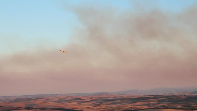 Canadair in azione durante un incendio sulle colline della murgia pugliese