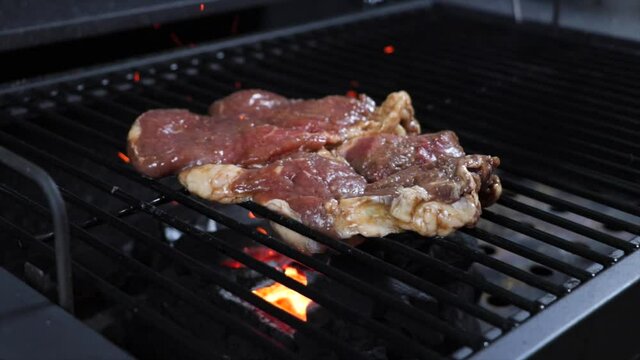 Cocinando carne de res en la parrilla