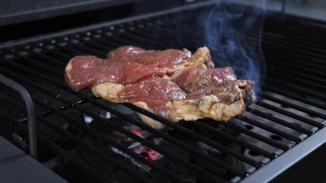 Cocinando carne de res en la parrilla