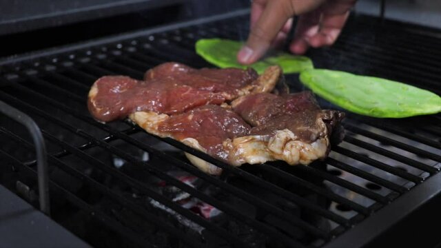 Cocinando carne de res en la parrilla