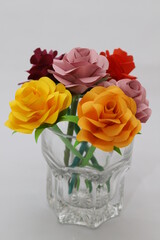 グラスに飾った折り紙で作ったバラの花
