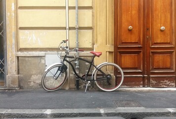Fototapeta na wymiar bicycle in front of a wall - Italy