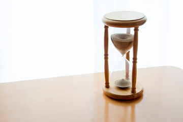 窓辺に置いた大きな砂時計