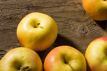 Many ripe apples