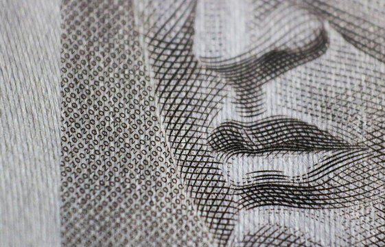 Mouth and small numbers on a 200 reais note.