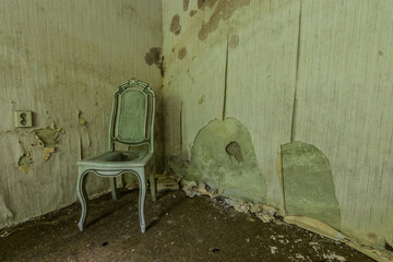 Fototapeta na wymiar old chair in the corner of a house
