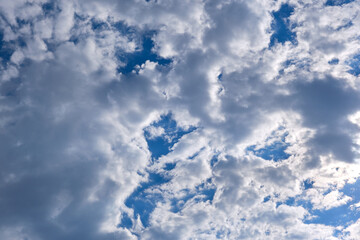 Cielo azul y nubes de tormenta en una tarde de verano en el mediterraneo