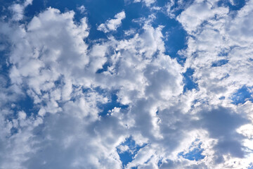 Cielo azul y nubes de tormenta en una tarde de verano en el mediterraneo