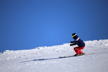 Sportlicher Skifahrer auf der Piste