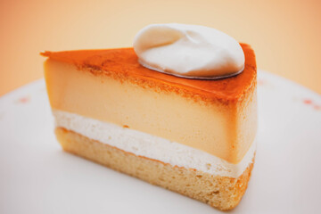 生クリームをトッピングしたイタリアンプリンケーキ
