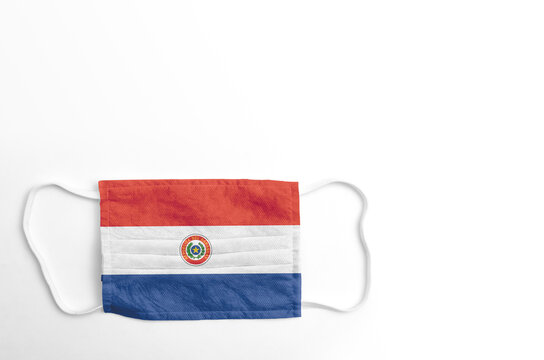 Mascarilla cubreboca con bandera de Paraguay impresa, sobre fondo blanco, aislada.