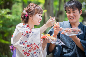 夏祭りにきた女性
