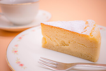 ティータイムのイメージ画像　ベイクドチーズケーキと紅茶