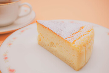ティータイムのイメージ画像　ベイクドチーズケーキと紅茶