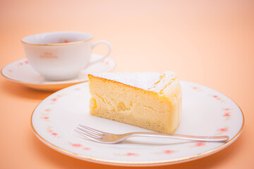 ティータイムのイメージ画像　ベイクドチーズケーキと紅茶